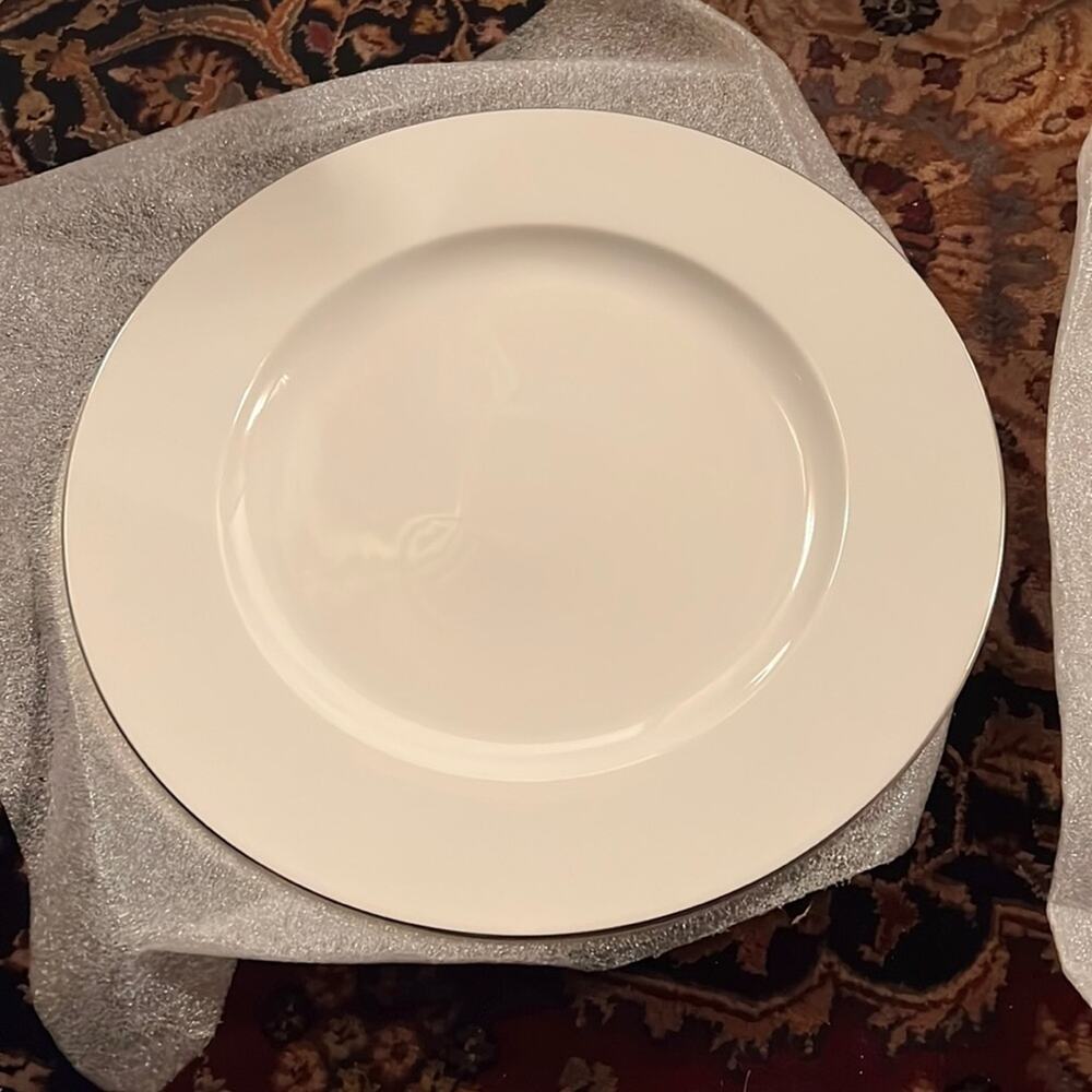 NWT Villeroy & Boch
Anmut Platinum Round Platter Large